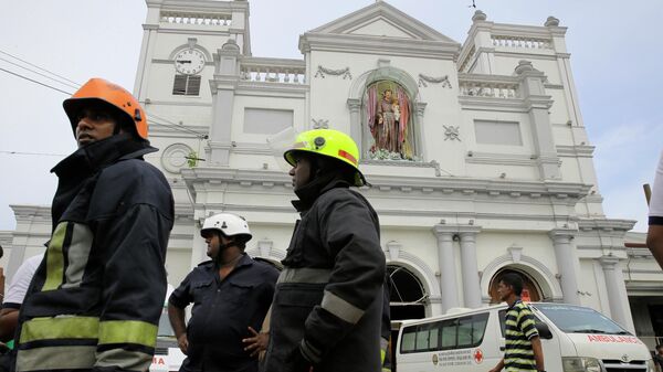 Пожарные у церкви Святого Антония в Коломбо, где произошел взрыв. 21 апреля 2019 