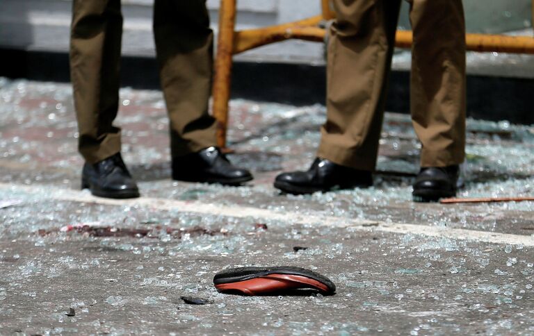 Обувь одной из жертв взрыва в церкви Святого Антония в Коломбо, Шри-Ланка. 21 апреля 2019 