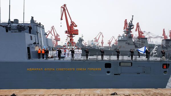 Экипаж корабля на борту головного фрегата проекта 22350 Адмирал флота Советского Союза Горшков в китайском порту Циндао