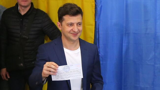 Кандидат в президенты от партии Слуга народа Владимир Зеленский во время голосования на одном из избирательных участков Киева в день второго тура выборов президента Украины