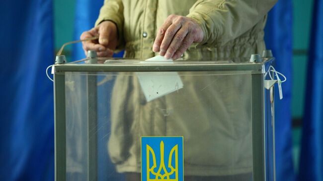 Избиратель во время голосования на одном из избирательных участков города Харькова в день второго тура выборов президента Украины