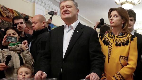 Кандидат в президенты Петр Порошенко с супругой Мариной во время голосования на одном из избирательных участков Киева в день второго тура выборов президента Украины