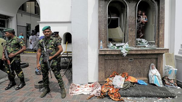 Военные у церкви Святого Антония в Коломбо, где произошел взрыв. Шри-Ланка, 21 апреля 2019