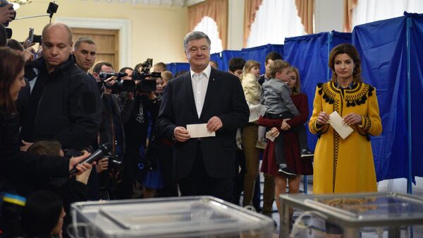 Действующий президент Украины Петр Порошенко с супругой Мариной во время голосования на одном из избирательных участков города в день второго тура выборов президента Украины