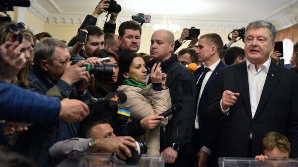 Действующий президент Украины Петр Порошенко отвечает на вопросы журналистов  во время голосования на одном из избирательных участков Киева в день второго тура выборов президента Украины