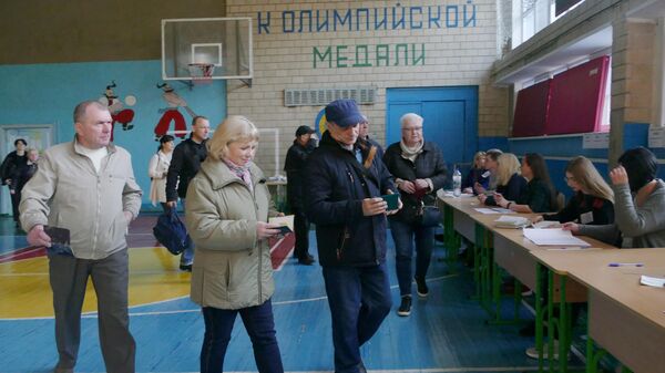 Жители Киева во время голосования на одном из избирательных участков города в день второго тура выборов президента Украины
