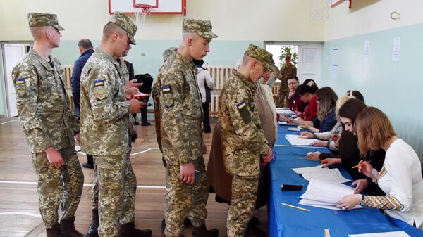 Военнослужащие срочной службы во время голосования на одном из избирательных участков города Львова в день второго тура выборов президента Украины