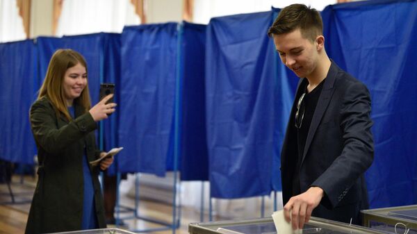 Избиратели во время голосования на одном из избирательных участков Киева в день второго тура выборов президента Украины