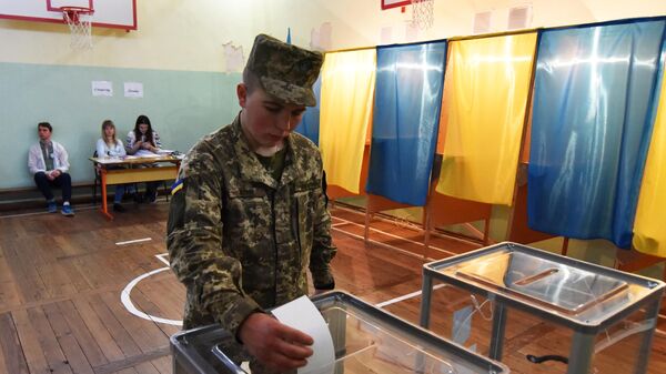Военнослужащий срочной службы во время голосования на одном из избирательных участков города Львова в день второго тура выборов президента Украины