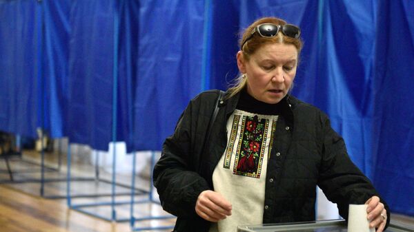 Избиратель во время голосования на одном из избирательных участков Киева