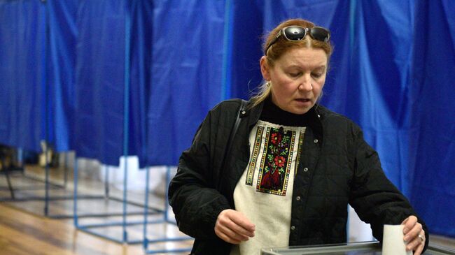 Избиратель во время голосования на одном из избирательных участков Киева в день второго тура выборов президента Украины