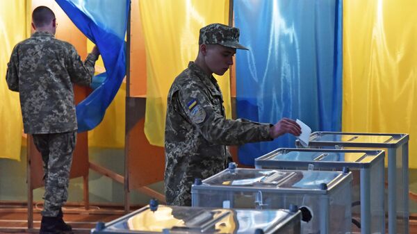 Военнослужащие срочной службы во время голосования на одном из избирательных участков города Львова в день второго тура выборов президента Украины