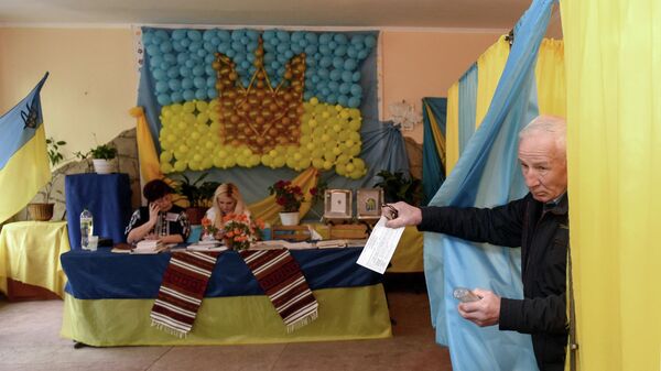 Избиратель во время голосования на одном из избирательных участков Львовской области в день второго тура выборов президента Украины