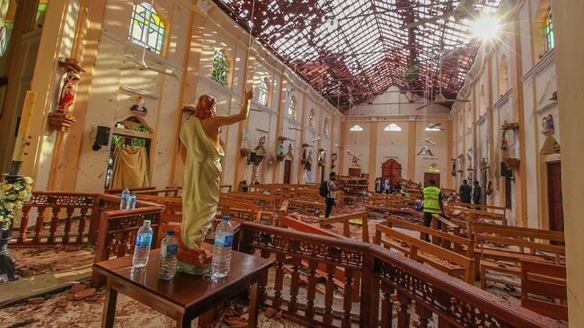 На месте взрыва в церкви Святого Себастьяна в Негомбо, Шри-Ланка. 21 апреля 2019