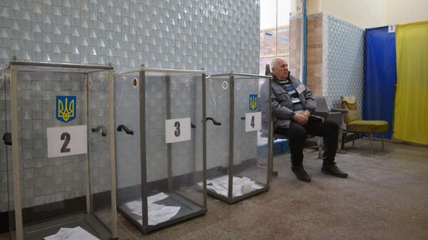 Член избирательной комиссии во время голосования на одном из избирательном участке в Константиновке в день второго тура выборов президента Украины