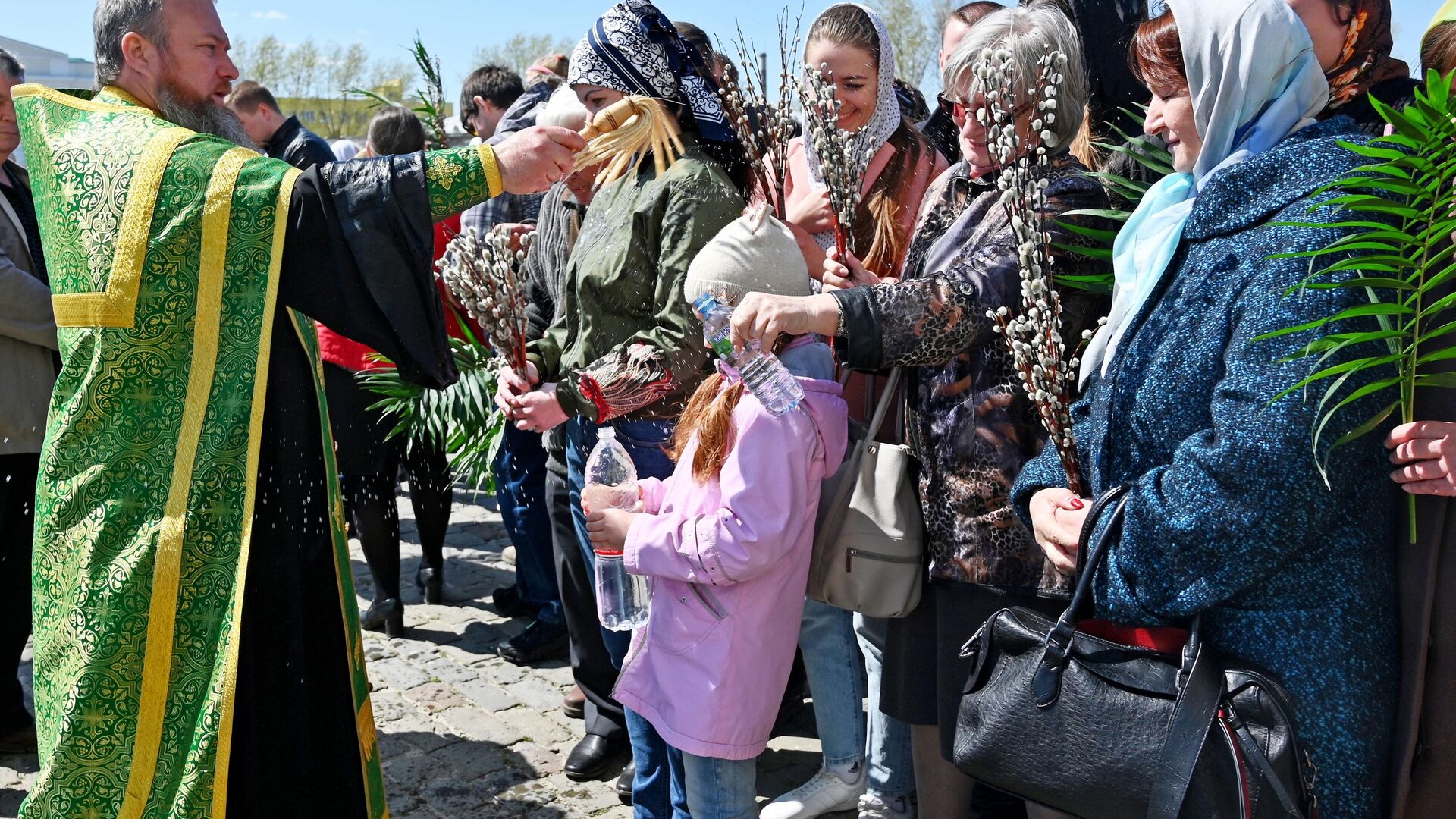 Священнослужитель и прихожане во время освящения вербы в Патриаршем Вознесенском войсковом всеказачьем соборе в городе Новочеркасске - РИА Новости, 1920, 22.04.2021