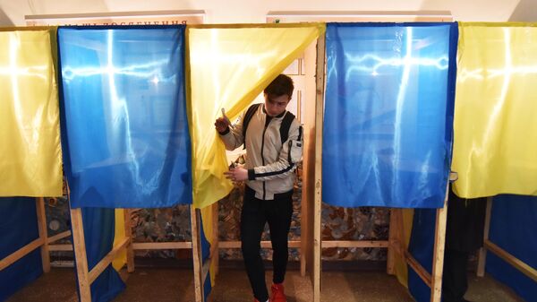 Житель Львова во время голосования на одном из избирательных участков города в день второго тура выборов президента Украины