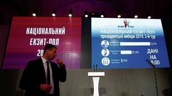 Данные Национального exit poll на экранах в штабе кандидата в президенты Петра Порошенко в Киеве