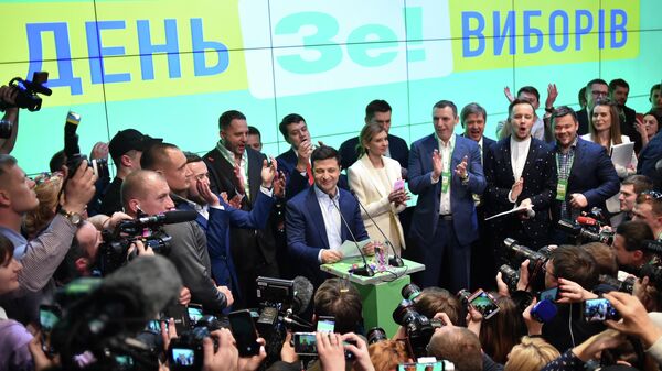 Кандидат в президенты от партии Слуга народа Владимир Зеленский выступает после объявления первых результатов Национального exit poll