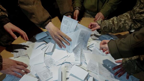 Подсчет голосов о время второго тура выборов президента Украины на избирательном участке в Донецкой области 