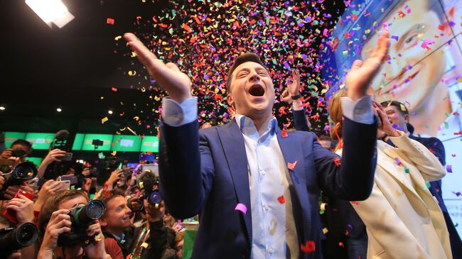 Кандидат в президенты от партии Слуга народа Владимир Зеленский в собственном штабе во время объявления первых итогов голосования второго тура выборов президента Украины