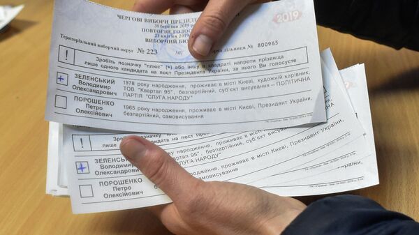 Член участковой избирательной комиссии во время подсчета голосов второго тура выборов президента Украины на избирательном участке в Киеве