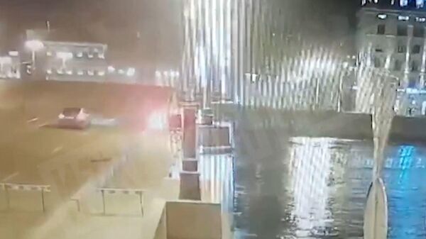 Водитель попытался перепрыгнуть на машине через разводной мост в Петербурге