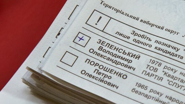 Бюллетень во время подсчета голосов после закрытия избирательного участка во Львове