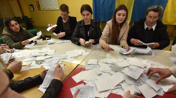 Члены избирательной комиссии во время подсчета голосов после закрытия избирательного участка во Львове