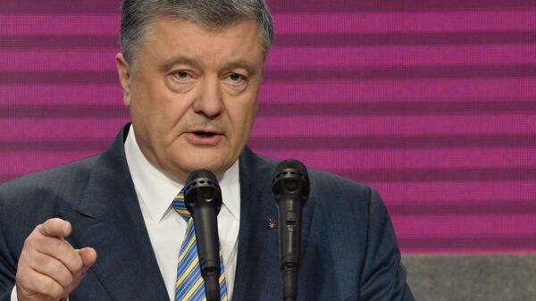 Кандидат в президенты Петр Порошенко выступает после объявления первых результатов Национального exit poll в Киеве