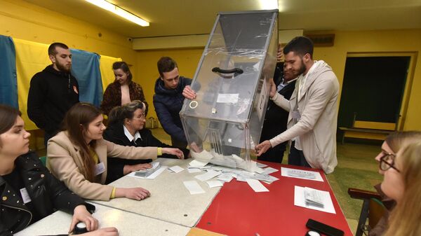 Члены избирательной комиссии во время подсчета голосов после закрытия избирательного участка во Львове