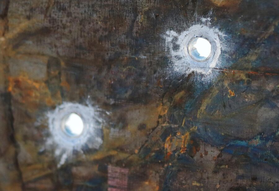 Металлический лист толщиной 4 мм, пробитый с расстояния 25 метров из самозарядного пистолета Удав