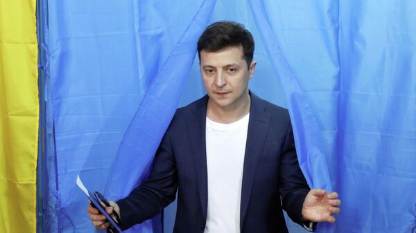 Владимир Зеленский во время голосования на избирательном участке в день второго тура выборов президента Украины