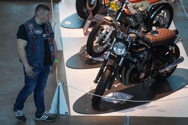 Посетитель рассматривает мотоцикл марки Yamaha на Международном мотосалоне IMIS в Санкт-Петербурге
