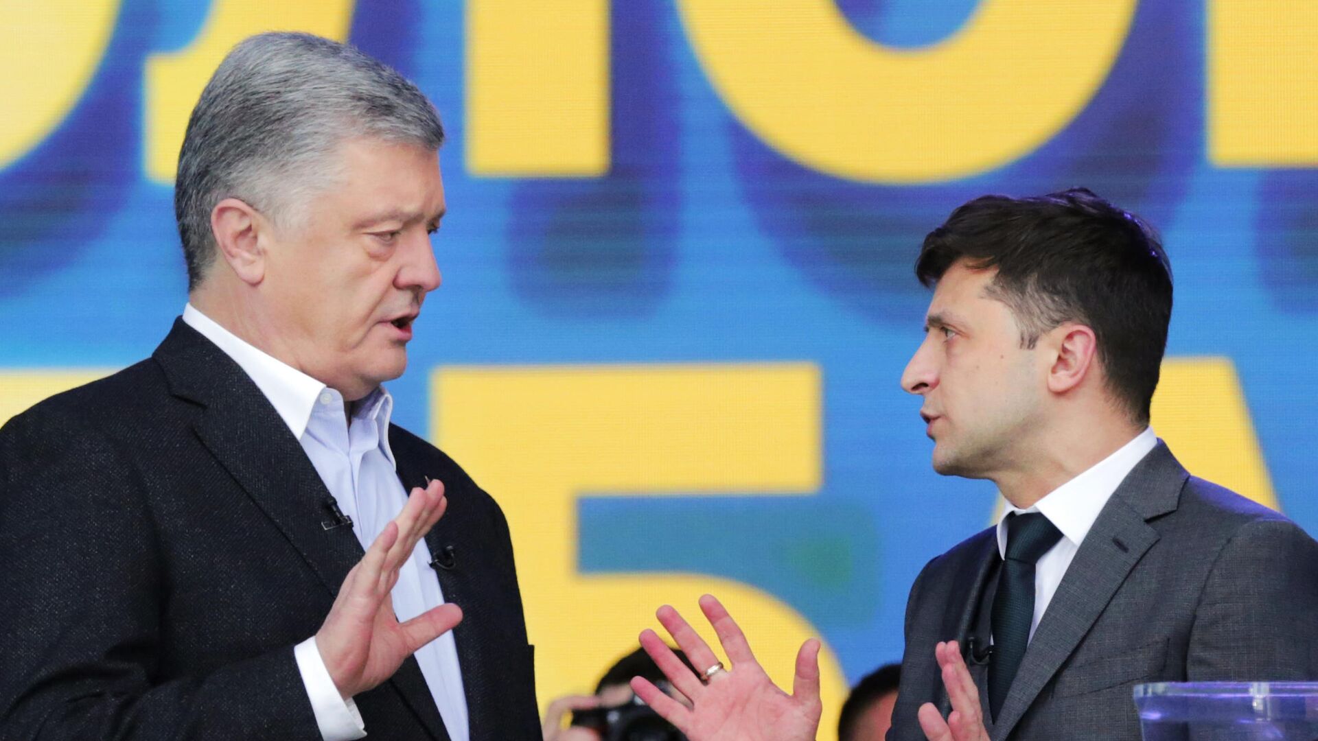 Петр Порошенко и Владимир Зеленский во время дебатов - РИА Новости, 1920, 29.05.2022