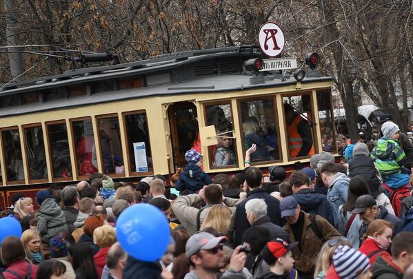 Старинный трамвайный вагон А (Аннушка) во время торжественного парада трамваев разных времен. Московский трамвай празднует 120-летний юбилей запуска трамвайного движения в столице