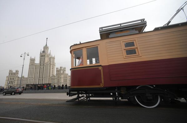 Старинный трамвайный вагон участвует в торжественном параде трамваев разных времен, на центральной улице столицы. Московский трамвай празднует 120-летний юбилей запуска трамвайного движения в столице
