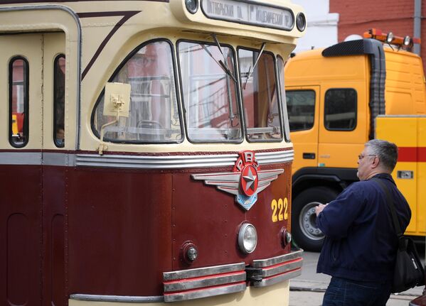 Старинный трамвайный вагон, участник парада трамваев, на улице столицы. Московский трамвай празднует юбилей – ему исполняется 120 лет