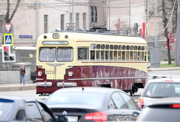 Старинный трамвайный вагон учавствует в торжественном параде трамваев разных времен. Московский трамвай празднует 120-летний юбилей запуска трамвайного движения в столице