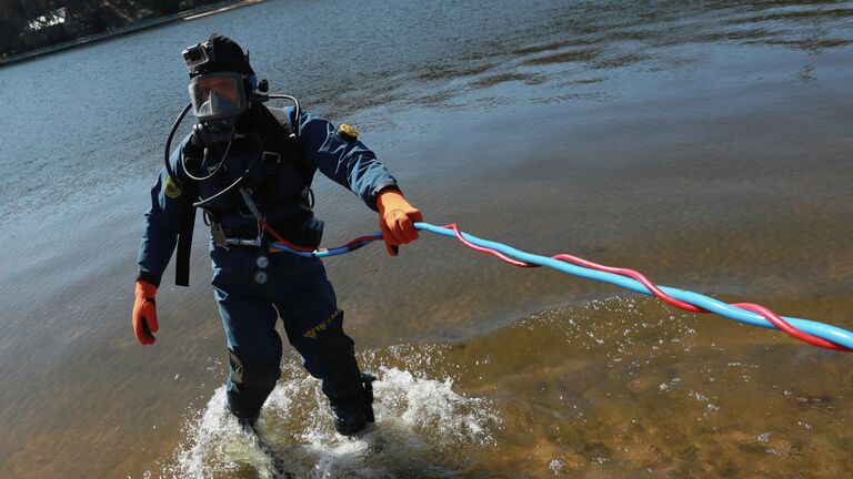 Водолаз погружается в воду