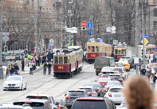 Старинные трамвайные вагоны, участники торжественного парада трамваев разных времен, на центральной улице столицы
