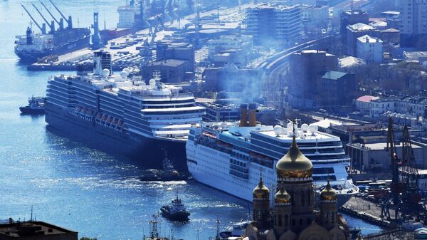 Круизные лайнеры Costa neoRomantica и Westerdam у причала морского вокзала Владивостока. 22 апреля 2019