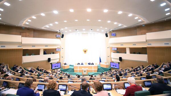 Сенаторы на заседании Совета Федерации РФ