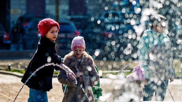 Дети возле фонтана на Итальянской площади в Санкт-Петербурге