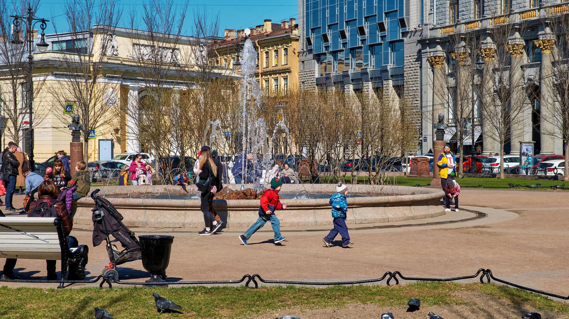 Горожане возле фонтана на Итальянской площади в Санкт-Петербурге - РИА Новости, 1920, 13.04.2021