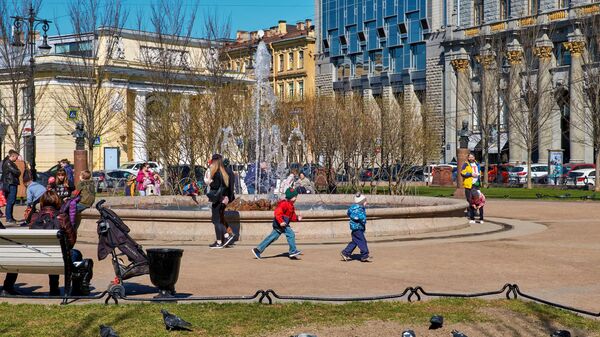 Горожане возле фонтана на Итальянской площади в Санкт-Петербурге