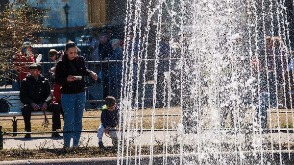 Горожане возле фонтана у Казанского собора в Санкт-Петербурге