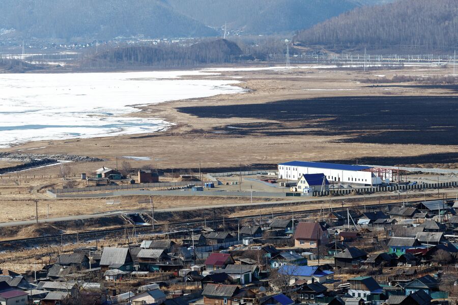 Вид на поселок Култук. Белое здание - строящийся завод АкваСиб