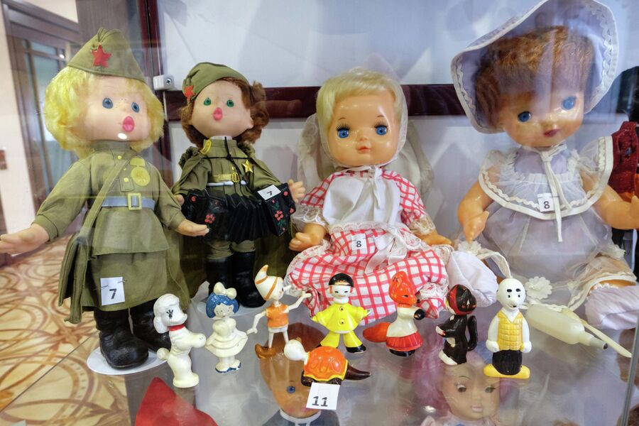 Витрина музея кукол