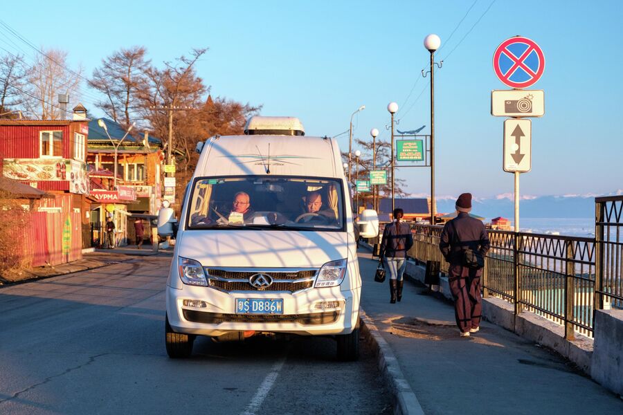 Китайский туристический автобус в поселке Листвянка